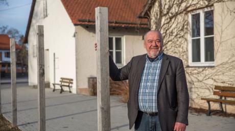 Bürgermeister Siegfried Luge vor der alten Schule in Eching.