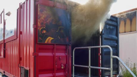 Ein Szenario wie bei einem Wohnungsbrand: In Hofstetten konnten die Feuerwehren den Einsatz sehr realitätsnah üben.  	
