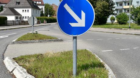 Ein Verkehrszeichen in Grokötz ist umgefahren worden.