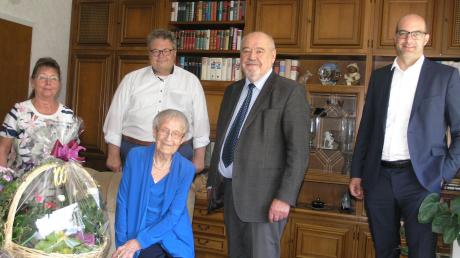 Zum 100. Geburtstag gratulierten Ilse Rath auch (von links): Liane Luge, Alex Dorow, Siegfried Luge und Michael Kießling. 