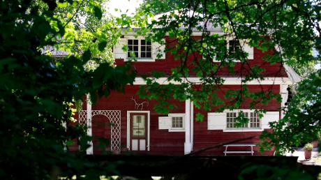 Die roten Wände und weißen Fenster verleihen dem Norwegerhaus im Echinger Malerwinkel ein nordisches Aussehen.