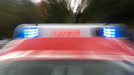 Feuerwehreinsatz in Ummendorf: Dort kam ein Auto von der Fahrbahn ab, prallte in einen Hauseingang und fing zu brennen an.