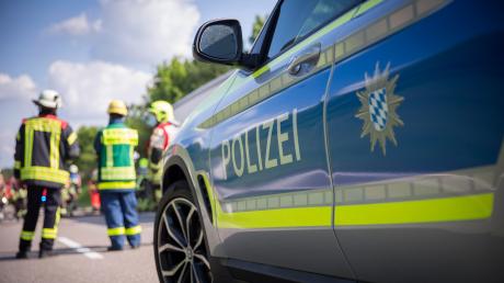 Ein Fall von Unfallflucht beschäftigt die Augsburger Polizei. Ein Roller-Fahrer soll nach einer Kollision geflüchtet sein. 