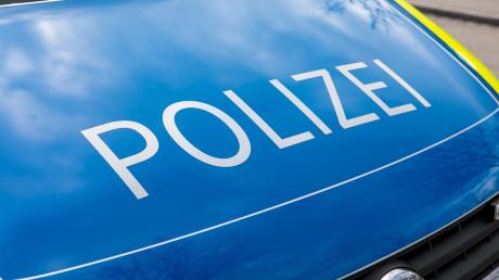 Die Polizei meldet einen Unfall aus Augsburg-Pfersee und sucht Zeugen..