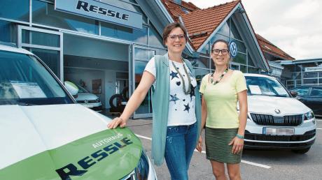 Isabella Rauch (links, mit ihrer Schwester Christina) führt das Autohaus Ressle in Ludenhausen seit rund drei Jahren. Sie blickt auf die über 60-jährige Geschichte des Unternehmens zurück. 