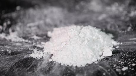 Knapp drei Kilo Kokain hat ein Mann im doppelten Boden seines Trolleys sowie in einer Laptoptasche durch den Münchner Flughafen schmuggeln wollen. 