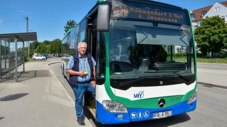 Von Geltendorf nach Mammendorf fährt bereits ein MVV-Bus. Das Bild zeigt ihn mit LT-Mitarbeiter Alwin Reiter. Ab Ende 2021 könnte ein weiterer MVV-Bus zwischen Eching und Türkenfeld folgen. 