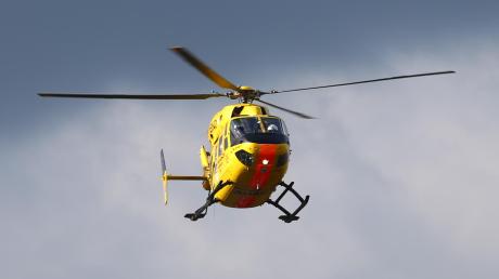 Nach einem Arbeitsunfall in Sielenbach flog ein Rettungshubschrauber einen schwer verletzten 54-Jährigen ins Krankenhaus.