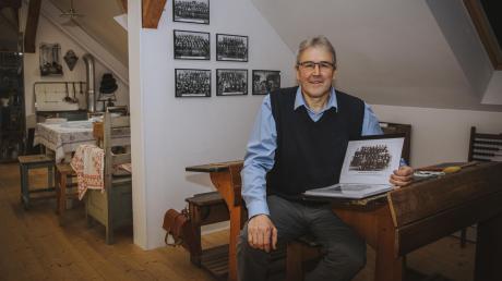 Ortschronist Alfons Löffler ist in Egling im Heimatmuseum aktiv. Dort stehen auch Schulbänke mit alten Klassenfotos.