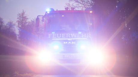Die Feuerwehr brachten den Brand eines Balkons in einem Ortsteil von Haimhausen unter Kontrolle.