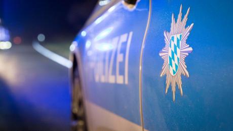 Nach einem Unfall bei Glött war die Polizei im Einsatz. Ein Auto musste abgeschleppt werden.