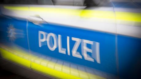 Bei einer Polizeikontrolle in Wallerstein hat ein 23-Jähriger am Mittwochabend einen Fluchtversuch unternommen.