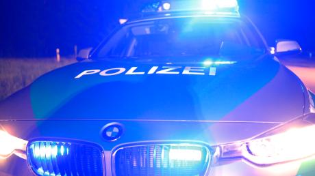 Einen heftigen Unfall gab es am Montagmorgen bei Wolferstadt: Eine 22-Jähirge ist gegen einen Baum gekracht. 