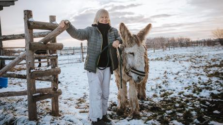 Jane Kellner (mit Esel Carlos) hofft durch einen Verkauf ihres Gnadenhofs in Frauenwies das Tierasyl weiterbetreiben zu können.