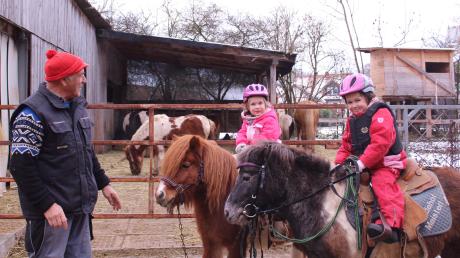 Ponyreiten geht derzeit nur in der Familie: vorne die dreijährige Anna Maisterl auf Monti, dahinter ihre zweijährige Schwester Emma auf Fidibus mit Opa Florian Maisterl. 