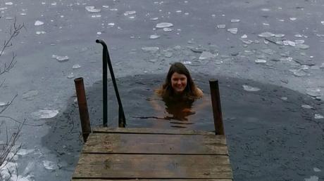 Veronika Kemser aus Rott hat das Eisbaden als neues Hobby für sich entdeckt. 