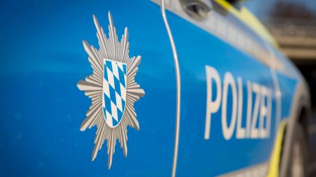 An einer Tankstelle in Holzheim ist am Samstag aus einem Auto ein Handy gestohlen worden.