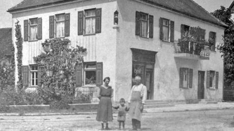 Dieses Mitte der 1920er-Jahre aufgenommene Foto zeigt von links Maria Hofbauer (geborene Heinle), Heinrich Hofbauer junior und Josef Heinle. 