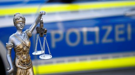 Ein 41-Jähriger aus Bayern muss sich vor Gericht verantworten, weil er seine Lebensgefährtin ermordet haben soll.