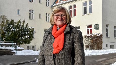 Roswitha Friedrichsdorf vor der Schlossbergschule in Landsberg. Nachdem sie sich zur Senior-Trainerin hat ausbilden lassen, begleitet sie Jugendliche nach ihrer Schulzeit auf dem Weg zum Traumberuf. 