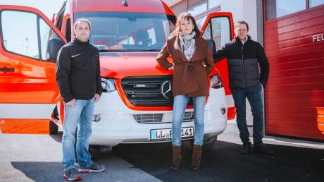 Schwiftings Bürgermeisterin Heike Schappele präsentiert mit Christian Ritzl (Zweiter Kommandant, links) und Kommandant Peter Aumüller den neuen Mannschaftswagen für die Feuerwehr. 