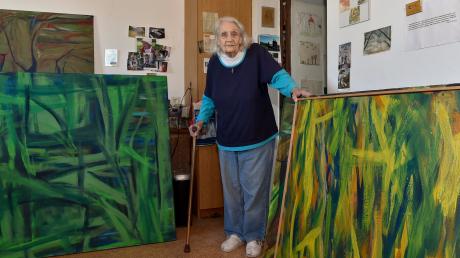 Rose Brouwers zeigt eine kleine Kostprobe ihrer Bilder. Die Malerei hat sie trotz ihrer 92 Jahre nie aufgegeben.
