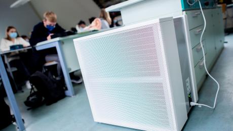 Umstritten: mobile Luftreinigungsgeräte sollen die Luft in Klassenzimmer frei von Viren halten. 