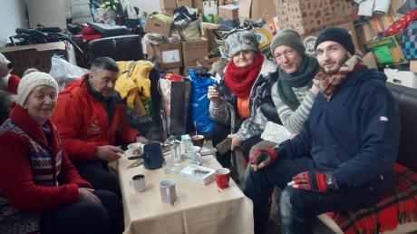 Von den Spenden der Dießener, hat Matthias Rodach (zweiter von rechts) Essenspakete für die Flüchtlinge in Bosnien gepackt. 165 Personen leben in einem zerstörten Gebäude. 