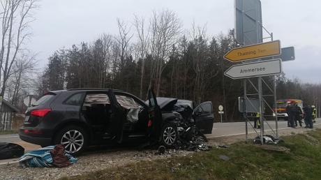 Beim Frontalzusammenstoß zweier Autos an der Kreuzung der Staatsstraße zwischen Lengenfeld und Issing und der Kreisstraße Thaining-Pflugdorf ist eine Frau ums Leben gekommen, drei weitere Personen wurden lebensgefährlich verletzt.