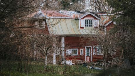 Das Tauziehen um das Norwegerhaus geht weiter: Das Landratsamt hat zwar mit seiner Beseitigungsanordnung höchstrichterlich recht bekommen, aber praktisch durchsetzbar ist diese aufgrund eines weiteren Urteils derzeit nicht. Und die Gemeinde arbeitet an einem Rettungsplan. 