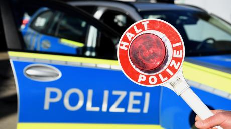Die Dillinger Polizei hat in Weisingen einen Autofahrer kontrolliert. 