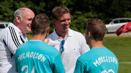 2016 kam Julian Nagelsmann (Mitte) zu einem Hobby-Fußballturnier zu seinem Heimatverein FC Issing zurück. 
