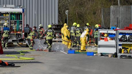 An die 70 Einsatzkräfte der Feuerwehr sowie weitere Rettungskräften rückten zum Großeinsatz auf dem Gelände der Firma Iwis im Landsberger Frauenwald an.