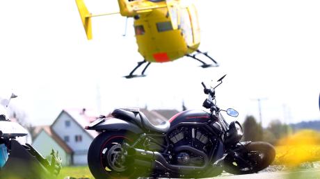 Ein verletzter Motorradfahrer musste am Montag von Auerbach in eine Klinik geflogen werden.