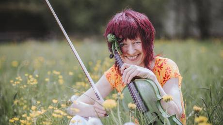 Die grüne Geige ist das Markenzeichen von Monika Drasch aus Utting. In der Corona-Krise hat sie neue Wege entdeckt, auf denen sie ihren Fans ihre Musik nahebringen kann. 