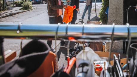 Auf dem Dorfflohmarkt in Ehingen am Ries soll am Samstag unter anderem aus Garagen, Scheunen und in den Höfen verkauft werden. 
