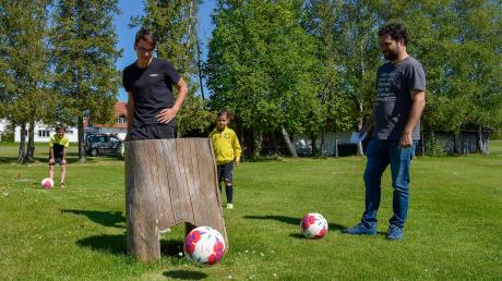 Max Neuhaus (links) geht mit Thomas Ramminger, dem Jugendleiter des FC Stoffen, über den Platz und lernt die Tücken kennen. 