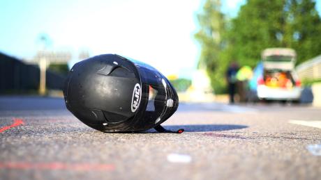 Ein Motorradfahrer ist bei einem Unfall auf der Thierhauptener Straße leicht verletzt worden.