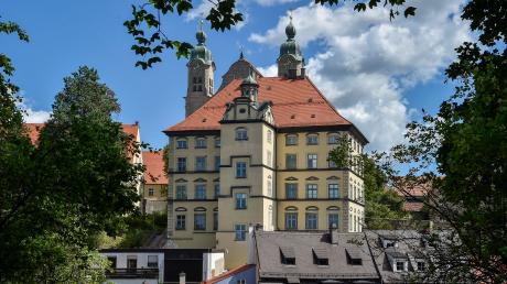 Das Gebäude des Neuen Stadtmuseums ist ein stadtbildprägendes Bauwerk in Landsberg, dahinter ragen die Türme der Heilig-Kreuz-Kirche auf.