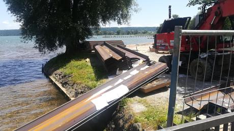 Kurz vor Mittag hat sich auf der Seeanlagen-Baustelle in Dießen an der Mühlbachmündung ein Unfall ereignet.