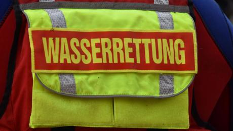Einsatzkräfte der Wasserwacht suchen den Illerkanal bei Altenstadt-Herrenstetten ab.