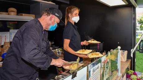 Andreas Weidner und seine Tochter Franzi servierten schwäbische Spezialitäten: Der Food Truck feiert in Greifenberg eine gelungene Premiere. 