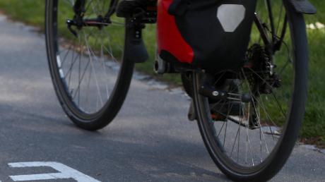 Zu zwei Unfällen mit Radfahrern wird  die Polizei am Samstag in Utting gerufen. 