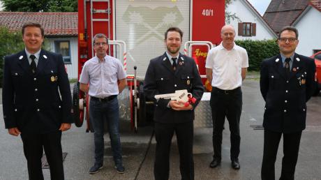 Die Eresinger Feuerwehr hat einen neuen Kommandanten: Das Bild zeigt (von links)  Tobias Resch, Bürgermeister Michael Klotz, Matthias Reiter, Zweiten Bürgermeister Helmut Gebele und Johann Müller junior. 