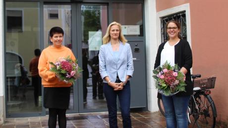 Kornelia Mollemeier (links) ist die neue Kämmerin im Dießener Rathaus. Bürgermeisterin Sandra Perzul (Mitte) begrüßte die neue Mitarbeiterin und verabschiedete ihre Vorgängerin Regina Metz.