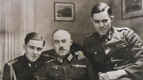 Joachim Peiper (links) mit seinem Vater Woldemar und seinem Bruder Horst auf einem Foto vom Dezember 1939.