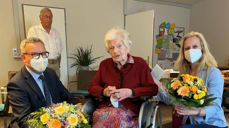 Augustinum-Direktor Claus Ammer, Neffe Klaus Danneberg und Bürgermeisterin Sandra Perzul gratulierten Gerda Klaman zu ihrem 106. Geburtstag. Sie ist die älteste Bürgerin von Dießen.