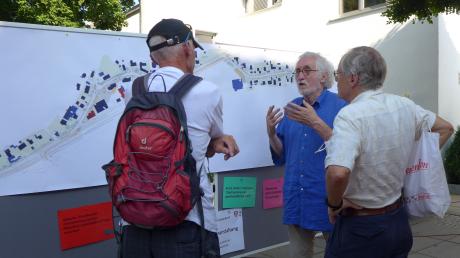 Stadtplaner  Klaus Schulz (Mitte) im Gespräch ist beim Wochenmarkt im Gespräch mit zwei Bürgern aus Greifenberg, rechts Peter Köck.