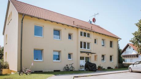 In diesem Gemeindehaus in Obermeitingen hat sich die Tat ereignet. Das Fenster des Badezimmers, in dem die Leiche eines 62-Jährigen gefunden wurde, ist verhängt. Der mutmaßliche Täter, der 25-jährige Sohn des Opfers, befindet sich derzeit in einem Bezirkskrankenhaus. 	