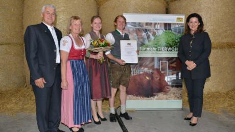 Die Familie Kaindl (von links) Peter senior und Anni Kaindl, Veronika Seewald und Peter Kaindl junior haben von Landwirtschaftsministerin Michaela Kaniber den bayerischen Tierwohlpreis erhalten.